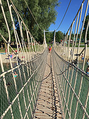 mit der Hängebrücke geht es auf die Badeinsel im Kronthaler Weiher (Foto: Martin Schmitz)